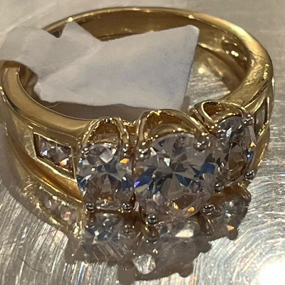 Leave Your Diamonds in the Vault Box Large 3 Stone Engagement Canadian Ring - Picture 5 of 9